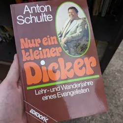 A book with the title "Nur ein kleiner Dicker"