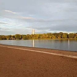 The Wöhrder See beach in Nuremberg with the Business Tower in the background