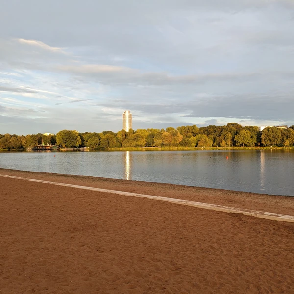 The Wöhrder See beach in Nuremberg with the Business Tower in the background