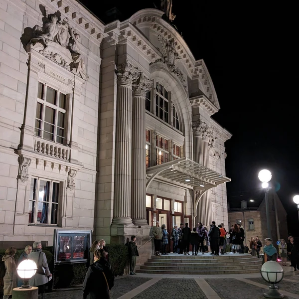The entrance to the theatre of Fürth at night
